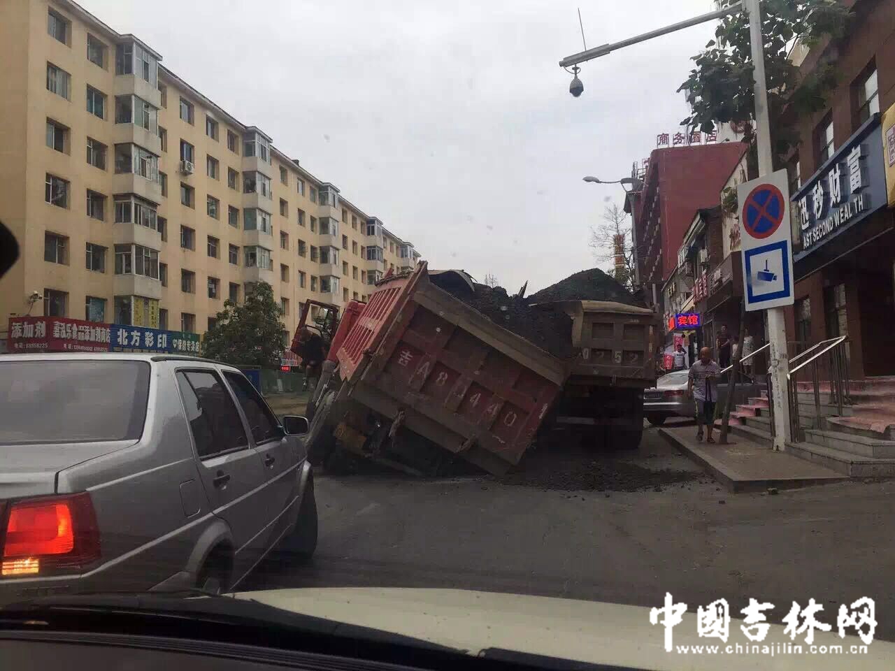 两大货车并排行驶致路面塌陷
