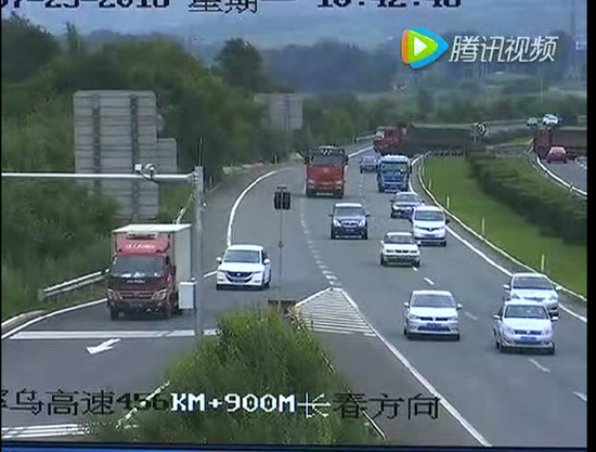珲乌高速公路多辆货车集体调头 逼停多辆轿车
